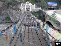 悬索桥上的经幡