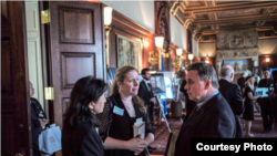 安·努南与美国国会及行政当局中国委员会共和党众议员克里斯·史密斯在吴弘达追思会上（安·努南提供）