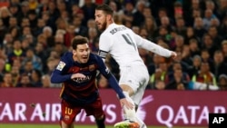 سرگیو راموس، مدافع ریال که در بیرون خط جزا لیونل را به زمین زد