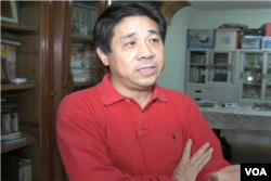 冯正虎2010年5月6日在上海家中(美国之音徐重伟拍摄)