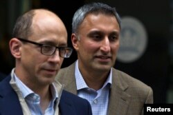 2013年10月25日推特首席执行官科斯特洛（左）与公司首席财务总监古普塔