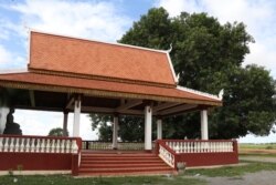 សាលា​បុណ្យ​នៅ​ទួល​ពោធិ៍​ជ្រៃ ស្រុក​កណ្តៀង ខេត្ត​ពោធិ៍សាត់ ដើម្បី​រំឭក​ដល់​វិញ្ញាណក្ខន្ធ​អ្នក​ដែល​ត្រូវ​បាន​សម្លាប់​ក្នុង​របប​ខ្មែរ​ក្រហម។ (ស៊ុន ណារិន/វីអូអេ)