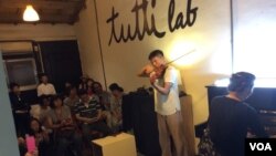 宝藏严内十字画廊“聆听零工作室”音乐诗朗诵现场 （美国之音记者申华 拍摄）