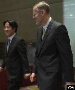 美国在台协会新任处长郦英杰（右）和台湾行政院院长赖清德（左）星期一在台北出席“打击跨境犯罪、护照鉴识国际研习营”开幕活动。（美国之音萧洵拍摄）