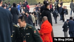 2017年3月3日下午三点，中国人民政治协商会议12届5次大会在北京人民大会堂开幕。图为来自各地的政协委员步入会场。（美国之音叶兵拍摄）