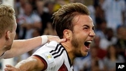 Penyerang Jerman Mario Goetze merayakan gol tunggal Jerman ke gawang Argentina pada menit ke-113 di stadion Maracana, Rio de Janeiro (13/7).