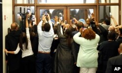 زمانی که باراک اوباما برای حضور در هیأت منصفه انتخاب نشد و ساختمان را ترک کرد مردم هجوم بردند تا از او عکس بگیرند