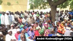 Les retraités civiles, militaires, veuves et orphelins en assemblée générale à la bourse du travail de N'Djamena, le 14 octobre 2017. (VOA/André Kodmadjingar)
