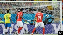 دروازه بان سویس نتوانست مانع این ضربۀ توپ مهاجم برازیلی شود.