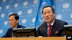 김성 유엔주재 북한대사(오른쪽)가 21일 뉴욕 유엔본부에서 기자회견을 하고, 미국이 압류한 자국 선박을 반환할 것을 요구했다.