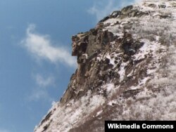 19세기 미국 소설가 너새니얼 호손이 쓴 단편소설 '큰 바위 얼굴(The Great Stone Face)'로 잘 알려진 미국 뉴햄프셔주 프랑코니아 주립공원 내 자연암석인 '산의 노인(The old man of the mountain)'상이 붕괴되기 전의 모습.