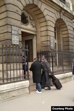 巴黎大审法院门口