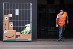Seorang karyawan Amazon di Brandizzo, dekat Turin, Italia, 22 Maret 2021.