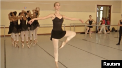 کترین کانلی در حال تمرین باله