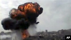 Gambar amatir ini menunjukkan ledakan diduga terjadi di Homs (foto: dok).