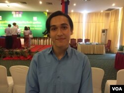 លោក Austin Gelber អាយុ ២៥ ​អ្នក​ស្ម័គ្រចិត្ត​ភ័ស​ខ័រ​ (Peace Corps) ក្រុម​ទី ១៣ ចូលរួម​ក្នុងពិធី​សច្ចាប្រណិធាន​របស់​អ្នក​ស្ម័គ្រចិត្ត ភីសខ័រ ក្រុម​ទី១៣ នៅ​ក្រុង​ភ្នំពេញ​ កាល​ពី​ថ្ងៃ​ទី១៣ ខែ​កញ្ញា ឆ្នាំ​២០១៩។ (ណឹម សុភ័ក្រ្តបញ្ញា/VOA)