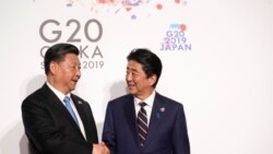日本首相安倍晋三与中国国家主席习近平在日本大阪出席G20峰会时握手。（2019年6月28日）