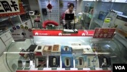 Toko di Beijing menjajakan produk-produk ponsel pabrik Huawei yang juga menjadi andalan ekspor Tiongkok (foto: dok). Huawei dituduh menjadi ancaman keamanan AS.
