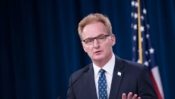 美国海军部代理部长莫德利(Thomas Modly)宣布将罗斯福号航母舰长解职（美国国防部2020 年4月1日照片）