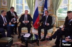 این عکس از دیدار ساعتی پیش ولادیمیر پوتین با سران فرانسه، آلمان و اوکراین در پاریس است.