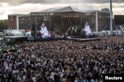 پنجاه هزار نفر در کنسرت یادبود قربانیان حمله انتحاری منچستر شرکت کردند.