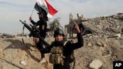 پوسته‌های نظامی تنها نشانۀ زنده‌گی در بخش‌های ویران شدۀ رمادی است