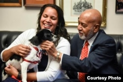 黑斯廷斯议员五月在国会办公室和去年在玉林屠宰场被国际人道对待动物协会援救的小狗里奇会面(Humane Society International)