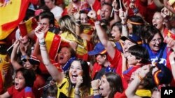 Ribuan pendukung tim Spanyol merayakan kemenangan tim matador atas tim Azzurri di stadion Madrid, Spanyol (1/7).