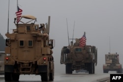 지난해 12월 말 시리아 북부 만지브에서 미군 차량들이 줄지어 이동하고 있다.
