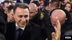 Анкетата покажува дека во основа ниту еден политички лидер не е популарен. Груевски со едноцифрената „популарност“ има предност пред другите лидери.