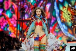 جی جی حدید از مدل های ویکتوریا سکرت