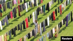 Fustane dhe funde në veprën e artit "Mendoj për ty" të artistes Alketa Xhafa-Mripa në Prishtinë, më 12 qershor 2015. Fustane dhe funde u dhuruan edhe nga Cherie Blair dhe Rita Ora.