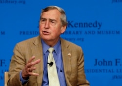 资料照片：哈佛大学教授艾利森在波士顿的一次活动中讲话。（2013年2月5日）