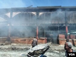 The Iron Market in Port-au-Prince, Haiti, was still smoldering from a fire, late in the morning, Feb 13, 2018. (F. Lisené/VOA Creole)