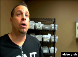 华盛顿州一药房创始人沙伊•撒迪斯(视频截图)
