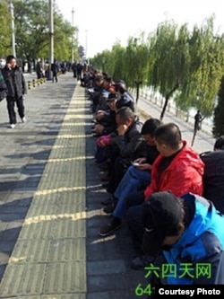 北京国家信访局外默默的访民 (图片来源:六四天网提供)