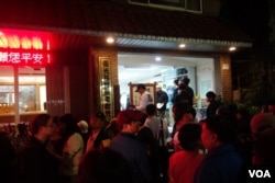 群众聚集在义光教会前参加“一人一叩，守护生命”活动（美国之音张佩芝拍摄）