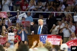 美国共和党总统候选人川普9月20日在北卡罗来纳州与支持者在一个竞选集会上。