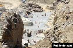 የኅዳሴ ግድብ ሠራተኞች መስክ ላይ /ፎቶ ከኢንተርኔት የተገኘ/