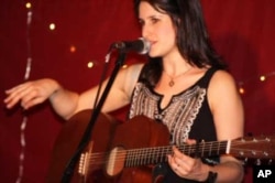 Levine maintains an easy, relaxed rapport with audiences, ensuring that she’s a popular performer wherever she goes