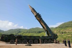 북한이 지난 2017년 7월 발사한 화성-14형 장거리미사일과 이동식발사대.