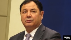 新疆维吾尔自治区党委常委肖开提·依明称蒙面罩袍是极端服饰（美国之音东方拍摄）