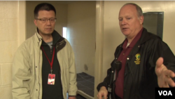 拘留所长官鲍威尔带解密时刻摄制组参观金无怠的牢房。