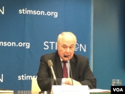 华盛顿智库史汀生中心的国际贸易专家威廉姆·莱因施（William Reinsch）在史汀生中心举行的“川习会后美中贸易关系走向”研讨会上发言。（2017年4月10日）他曾在美国商务部负责出口管理事务。