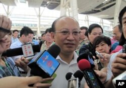 铁道部总工程师何华武接受记者联合采访