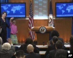 美国国务院女发言人纽兰在介绍小客人