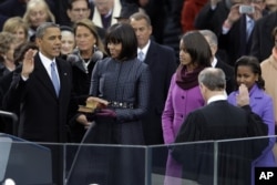 奥巴马在最高法院大法官面前宣誓就任美国总统，奥巴马夫人手持圣经（2013年1月21日）