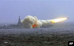 中国南海舰队驱逐舰在训练中发射导弹(资料照片)