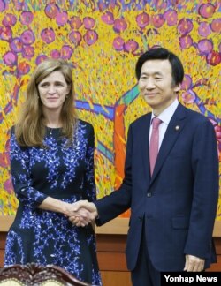 한국을 방문한 사만다 파워 유엔주재 미국대사(왼쪽)가 윤병세 한국 외교부 장관과 10일 서울 외교부 청사에서 접견에 앞서 악수하고 있다.