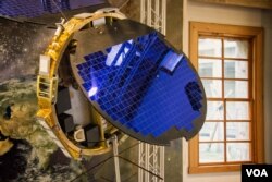 台湾与美国合作开发的卫星模型。（美国之音记者方正拍摄）